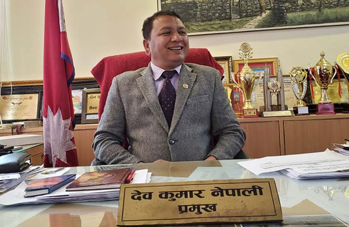 सहकारी ठग ढोरपाटनका मेयर नेपालीलाई दिल्लीवाट समातेर काठमाडौं ल्याईयो