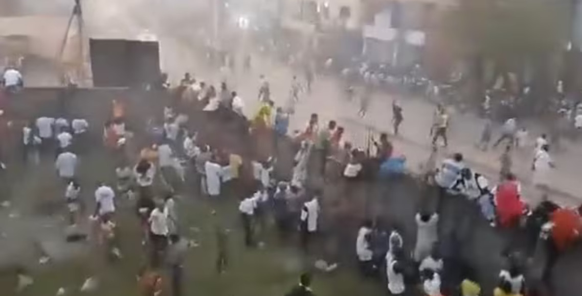 फुटबल खेलमा भागदौड मच्चिँदा ५६ जनाको मृत्यु
