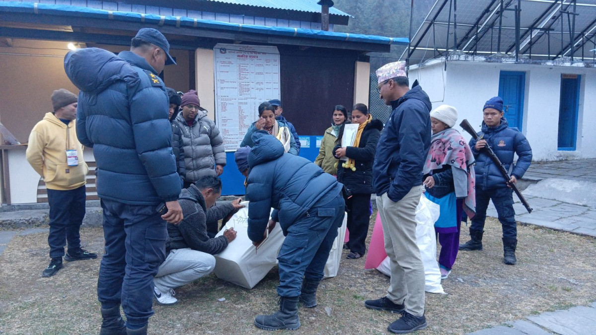 हेलिकप्टर जान नसक्दा मनाङका ५ मतदान केन्द्रका मतिपेटिका संकलन भएन