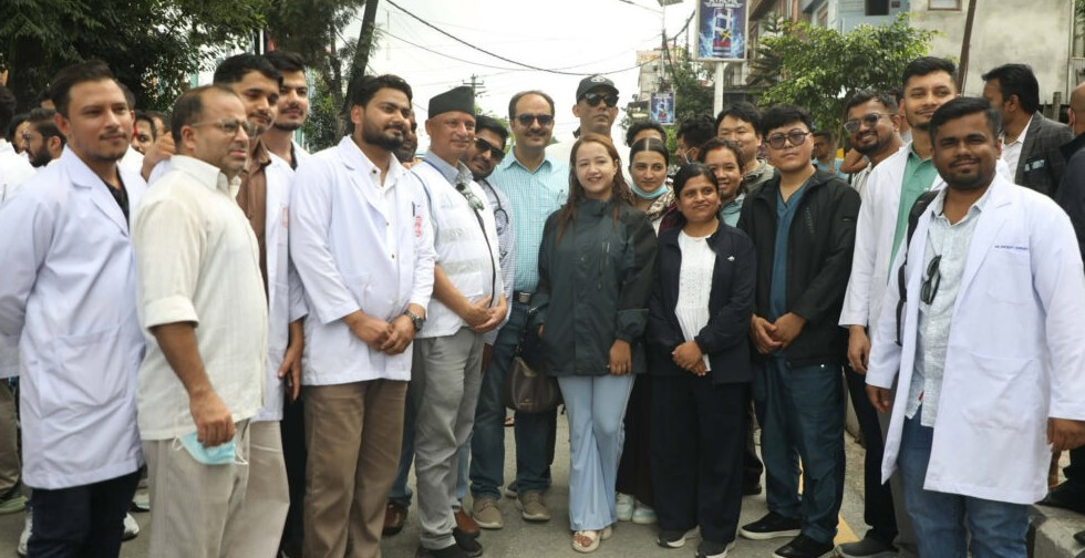 माइतीघरमा प्रदर्शन, नारायणीका ७० चिकित्सकको सामूहिक राजीनामा
