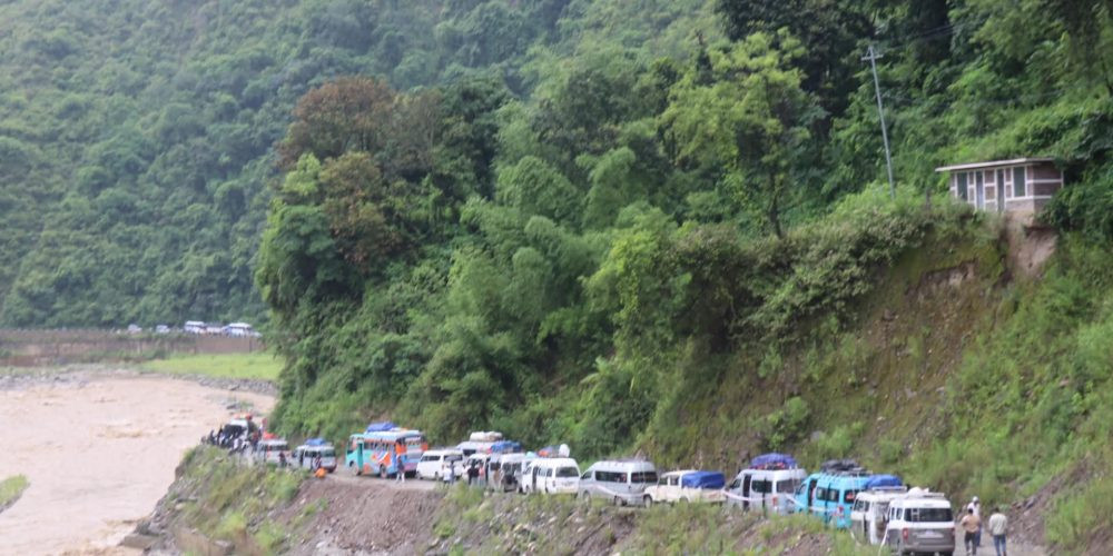 एक दर्जनभन्दा बढी सडकखण्डमा यातायात अवरुद्ध