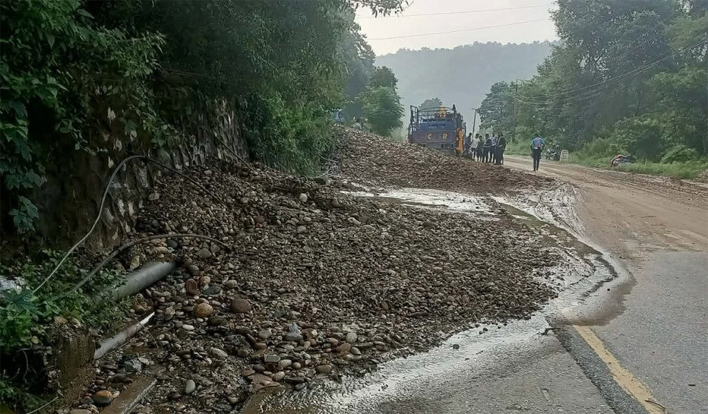 भोटेकोसी बाढीपछि १४ हजार विद्यार्थीको पढाइ प्रभावित, विद्यालयमै बाढीपीडितको आश्रय