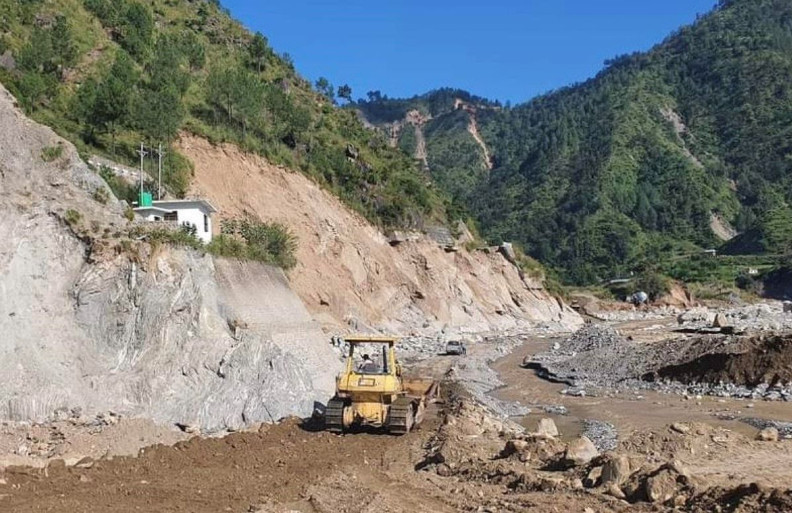 बाढीपहिरोले चार दिनदेखि अवरुद्ध बीपी राजमार्ग सञ्चालनमा